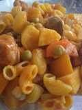 Guiso de fideos coditos con carne, chorizo y verduras
