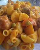 Guiso de fideos coditos con carne, chorizo y verduras