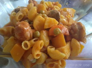 Una foto de Guiso de fideos coditos con carne, chorizo y verduras