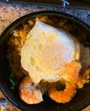Arroz chino con camarones y un huevo estrellado