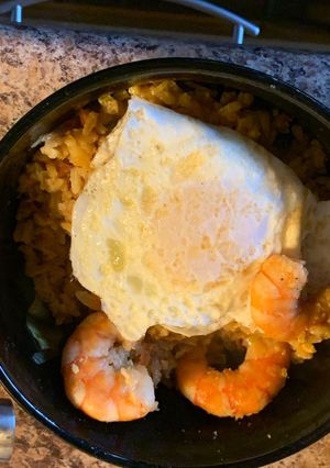 Una foto de Arroz chino con camarones y un huevo estrellado