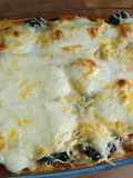 Lasaña vegetariana de espinacas, maíz, guisantes y quesos