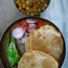 A picture of છોલે ભટુરે.