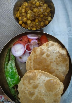 A picture of છોલે ભટુરે.