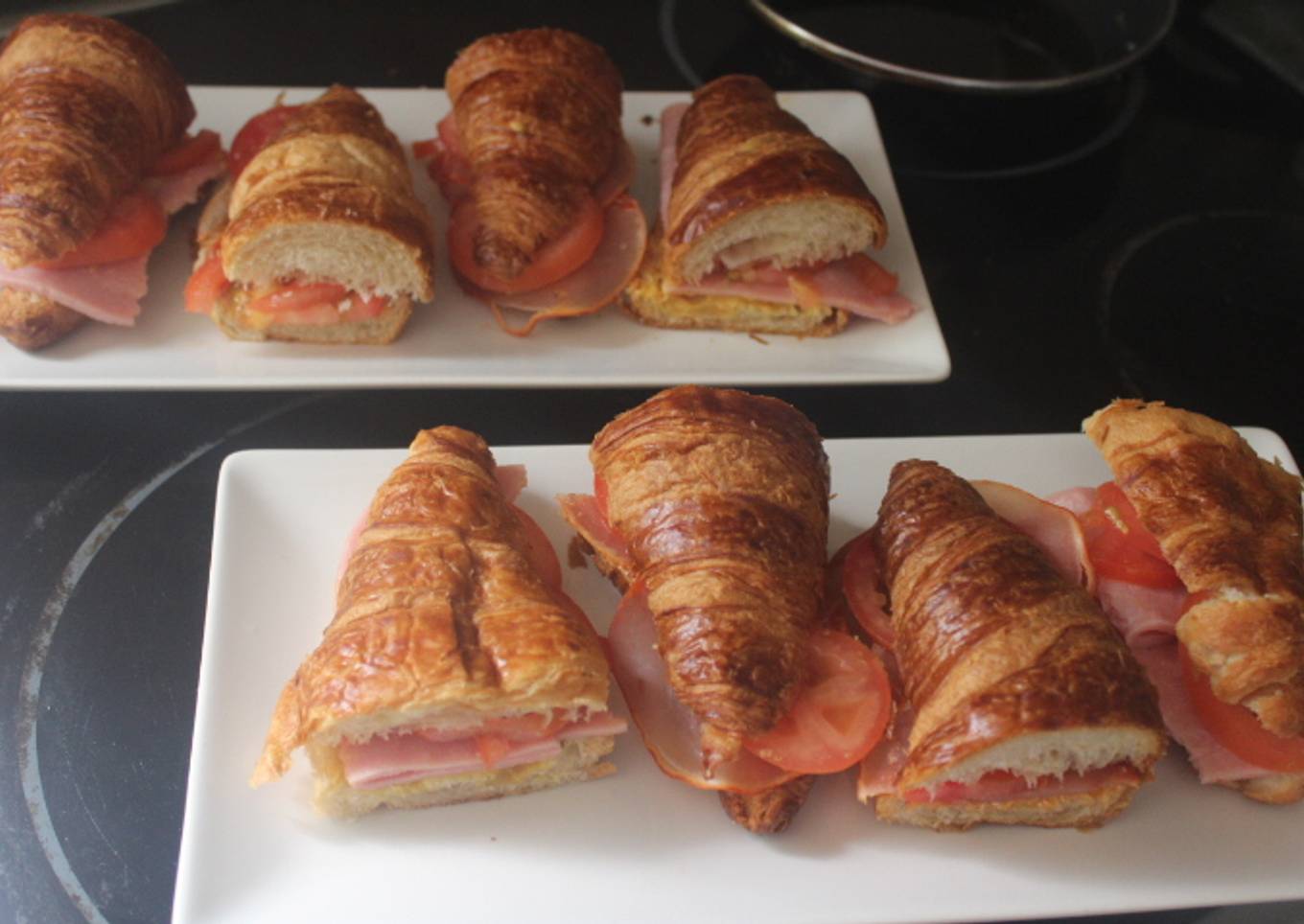 Cruasanes con lomo embuchado y jamón dulce