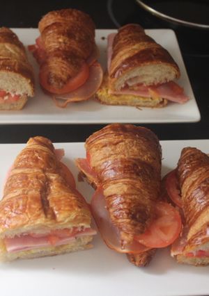 Una foto de Cruasanes con lomo embuchado y jamón dulce