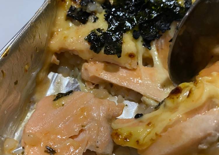 Garlic shirataki with buttered salmon & moza