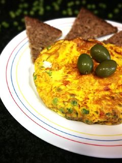 Una foto de Tortilla de huevo con guisantes congelados