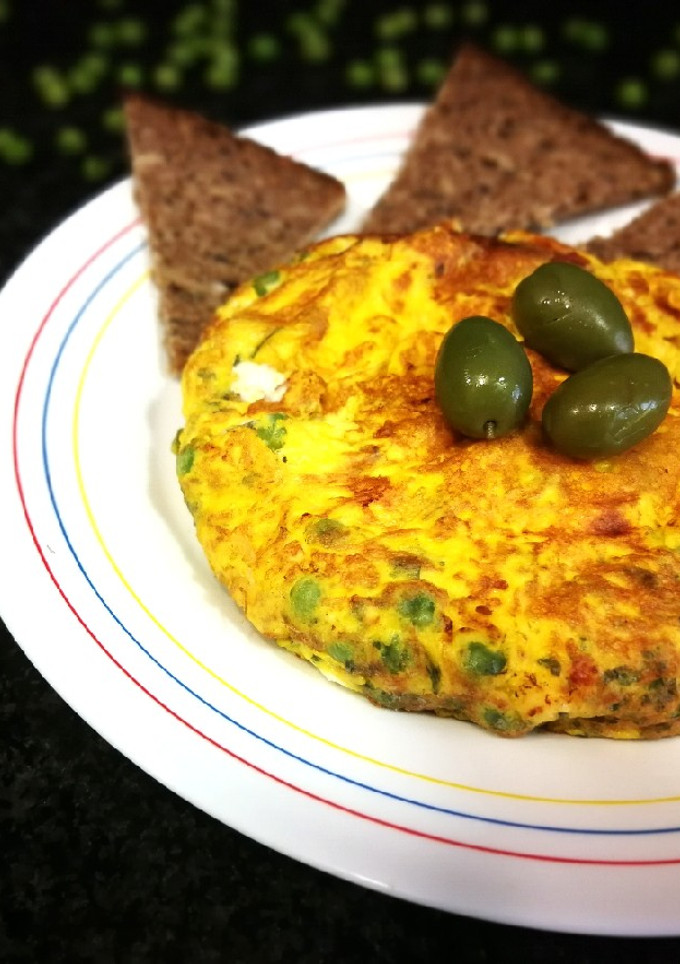 Una foto de Tortilla de huevo con guisantes congelados