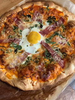 Una foto de Pizza casera con huevo