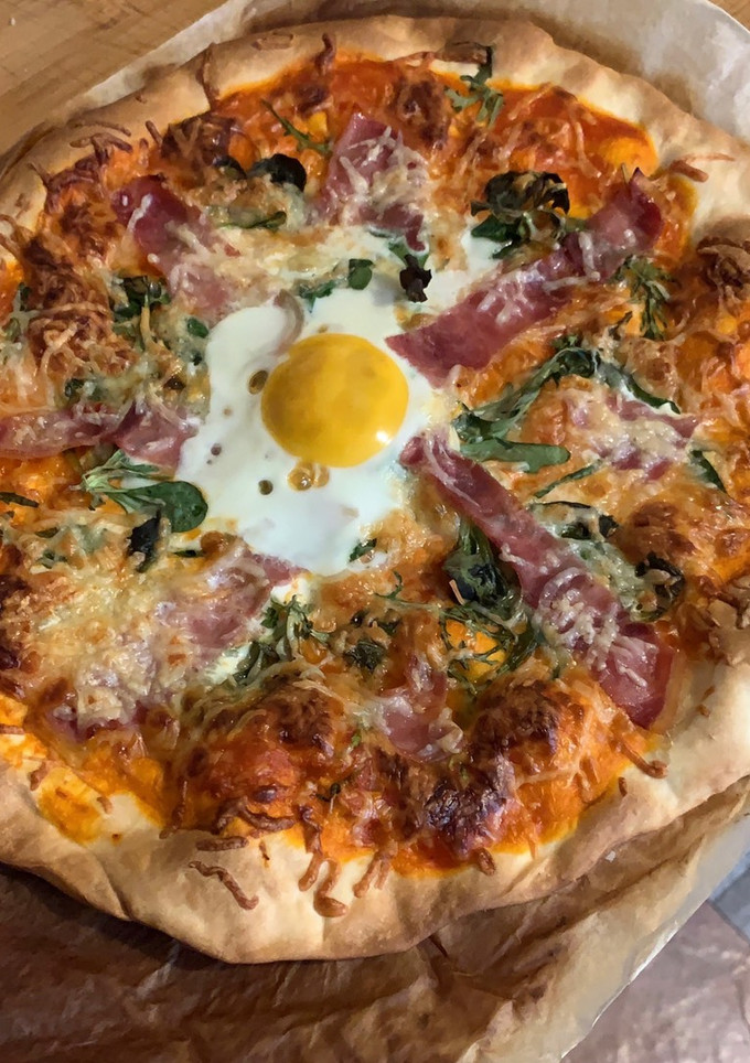Una foto de Pizza casera con huevo