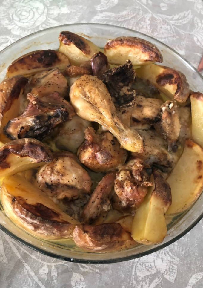 Una foto de Pollo al horno con patatas