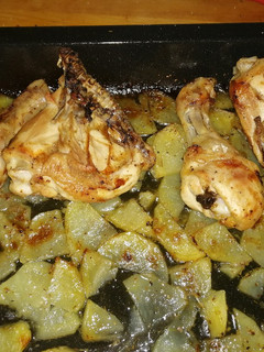 Una foto de Muslo y contramuslo de pollo con patatas al horno sin cebolla🐤🥔