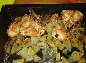 Una foto de Muslo y contramuslo de pollo con patatas al horno sin cebolla🐤🥔