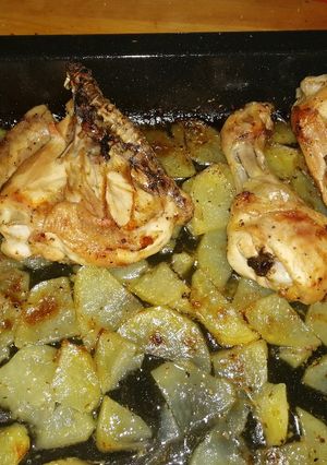Una foto de Muslo y contramuslo de pollo con patatas al horno sin cebolla🐤🥔