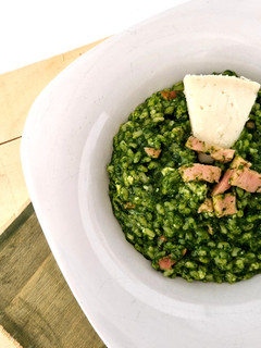 Una foto de Risotto de espinacas, queso de cabra y lacón ahumado