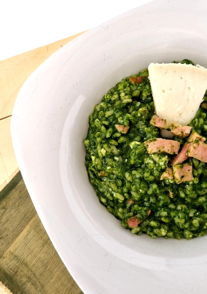 Una foto de Risotto de espinacas, queso de cabra y lacón ahumado