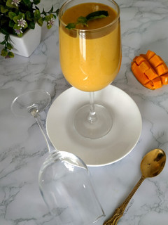 A picture of Creamy Mango Nuts Smoothie".