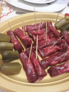 Una foto de Rollitos de cecina de León rellenos de paté de pato
