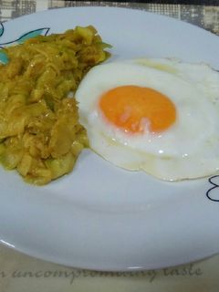 Una foto de Calabacín al curry con huevo a la plancha