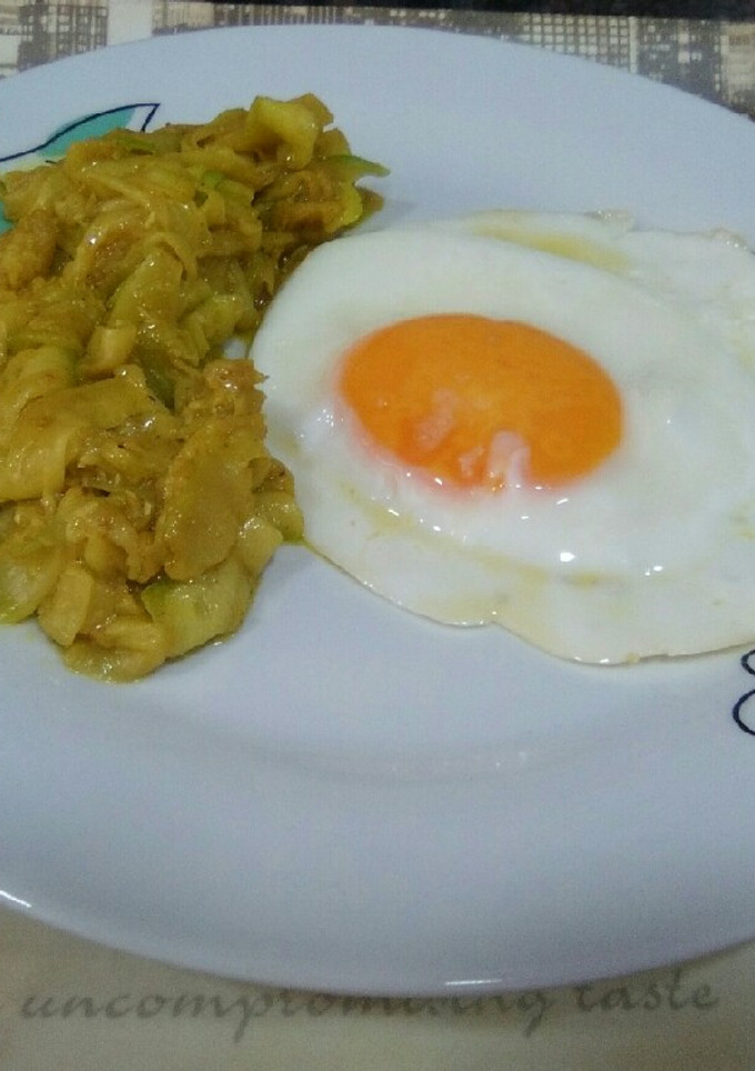 Una foto de Calabacín al curry con huevo a la plancha