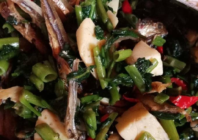 Resep Tumis Kangkung, Teri, Putih Telur warna warni yang Menggugah Selera