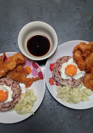 รูปของ ข้าวหน้ากุ้งชุบแป้งทอด+ไข่ออนเซ็น(ที่สุกเกินไป)เสิร์ฟพร้อมซอสเทอริยากิ