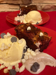 Una foto de Brownie de red velvet con relleno de cheesecake