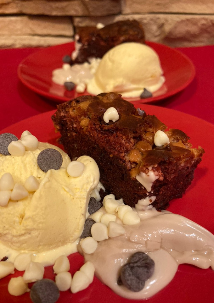 Una foto de Brownie de red velvet con relleno de cheesecake