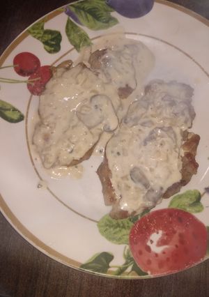 Una foto de Bondiola con salsa de champiñones