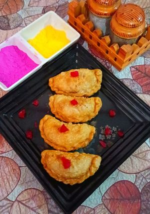 मावा ड्राई फ्रूट्स गुझिया रेसिपी मुख्य फोटो