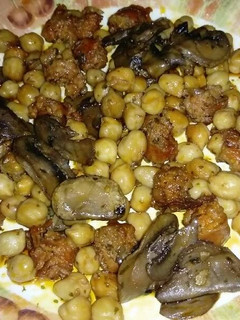 Una foto de Revuelto de chistorras, setas y garbanzos