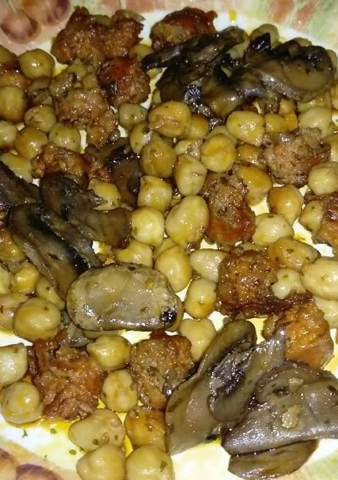 Una foto de Revuelto de chistorras, setas y garbanzos