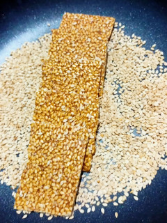 તલ ચીક્કી (Til Chikki Recipe In Gujarati) રેસીપી મુખ્ય ફોટો