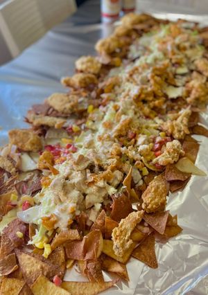 Hình của món Nachos Table - Một bàn Nachos 🤣.