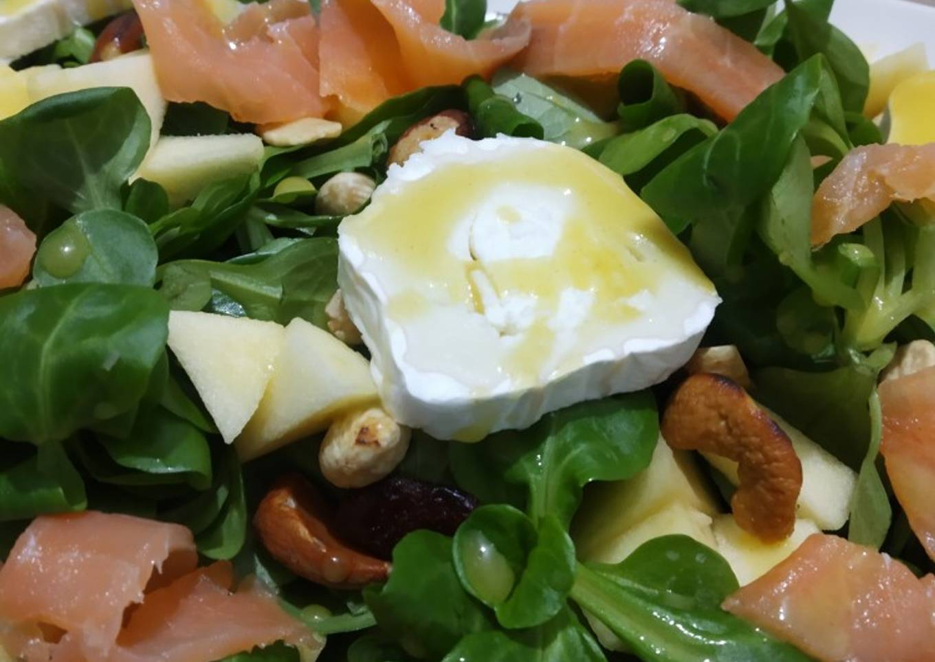 Ensalada de canónigos queso de cabra y frutos secos