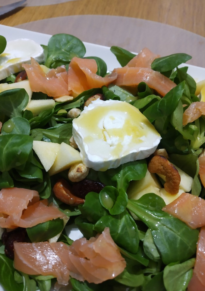 Una foto de Ensalada de canónigos queso de cabra y frutos secos