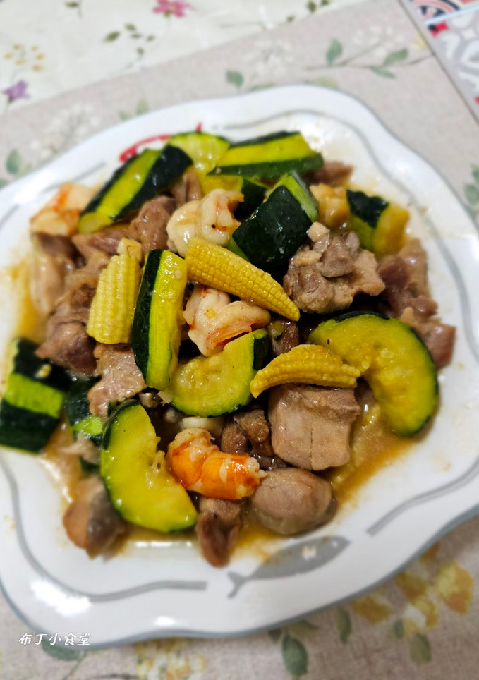 櫛瓜香炒雞肉佐蝦仁 的食譜成品照片