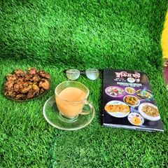 A picture of Masala milk tea with spring onion pakoda.