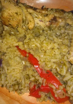 Una foto de Arroz con pollo peruano