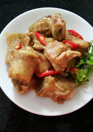 Hình của món Sườn non sốt chanh dây.