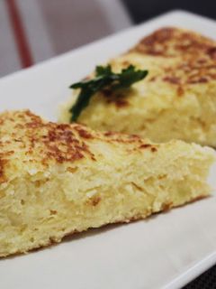Una foto de Tortilla de col y patatas