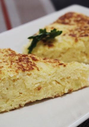 Una foto de Tortilla de col y patatas