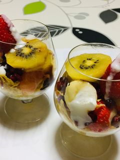 Una foto de Ensalada de frutas frescas con yogur natural