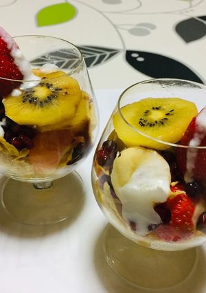 Una foto de Ensalada de frutas frescas con yogur natural