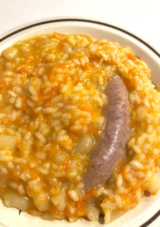 Una foto de Sopa de arroz, patata y zanahoria