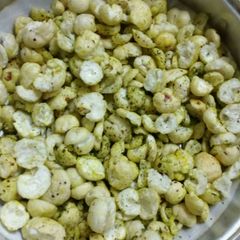 A picture of Curry leaf roast makhana.