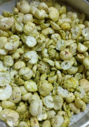 A picture of Curry leaf roast makhana.