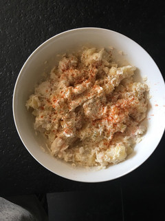 Una foto de Ensaladilla de merluza y gambas
