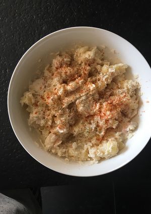 Una foto de Ensaladilla de merluza y gambas